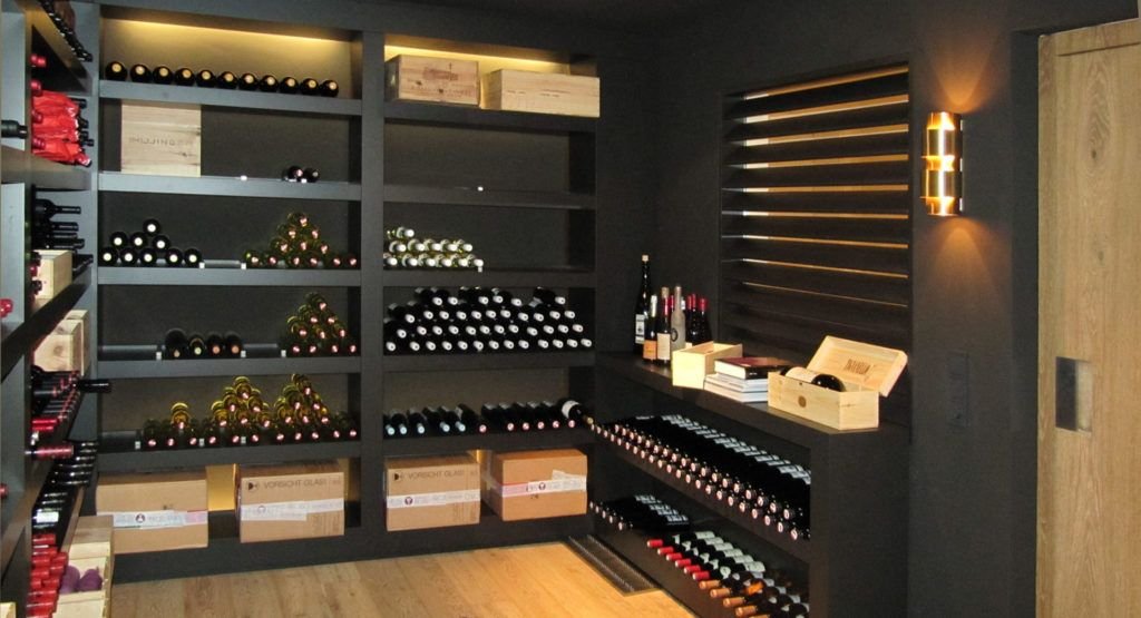 Weinkeller mit dunklen Regalen für Flaschen und Weinkisten